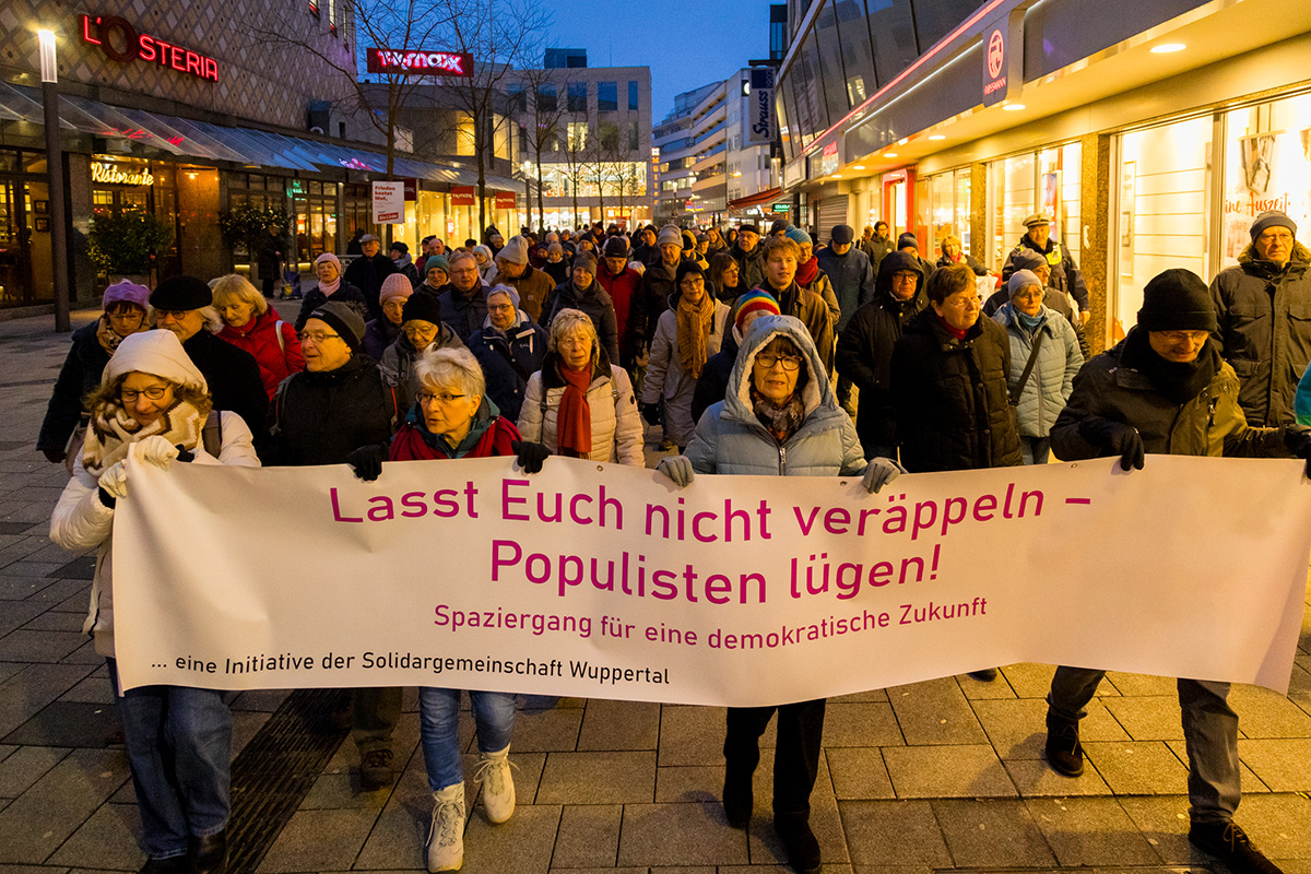 Zug von Demonstranten